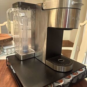 Keurig supreme plus coffee maker with tray , brand new cleaner , and k pods